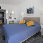 Perrakis 3*